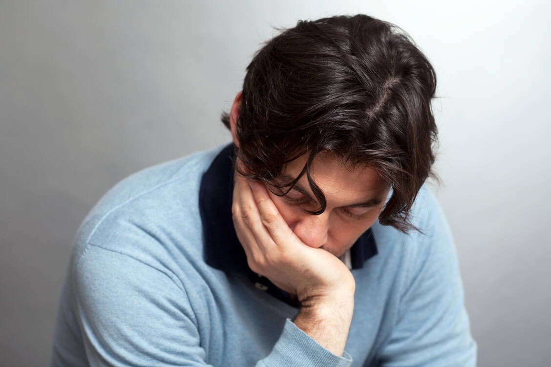 Männer versuchen häufig, allein mit psychischen Problemen klarzukommen und durchzuhalten. Zu häufig werden Depressionen fälschlicherweise als Ausdruck von Schwäche und Versagen verstanden.  / Foto: Adobe Stock/Adam Gregor