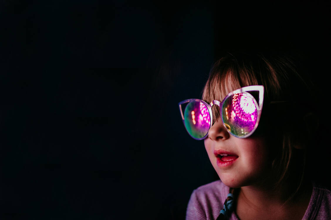 Kinder sollten das Silvesterfeuerwerk am besten drinnen verfolgen. Wer nach draußen möchte, dem empfehlen die deutschen Augenärzte eine Schutzbrille, um Augenverletzungen vorzubeugen. / © Getty Images/Cavan Images