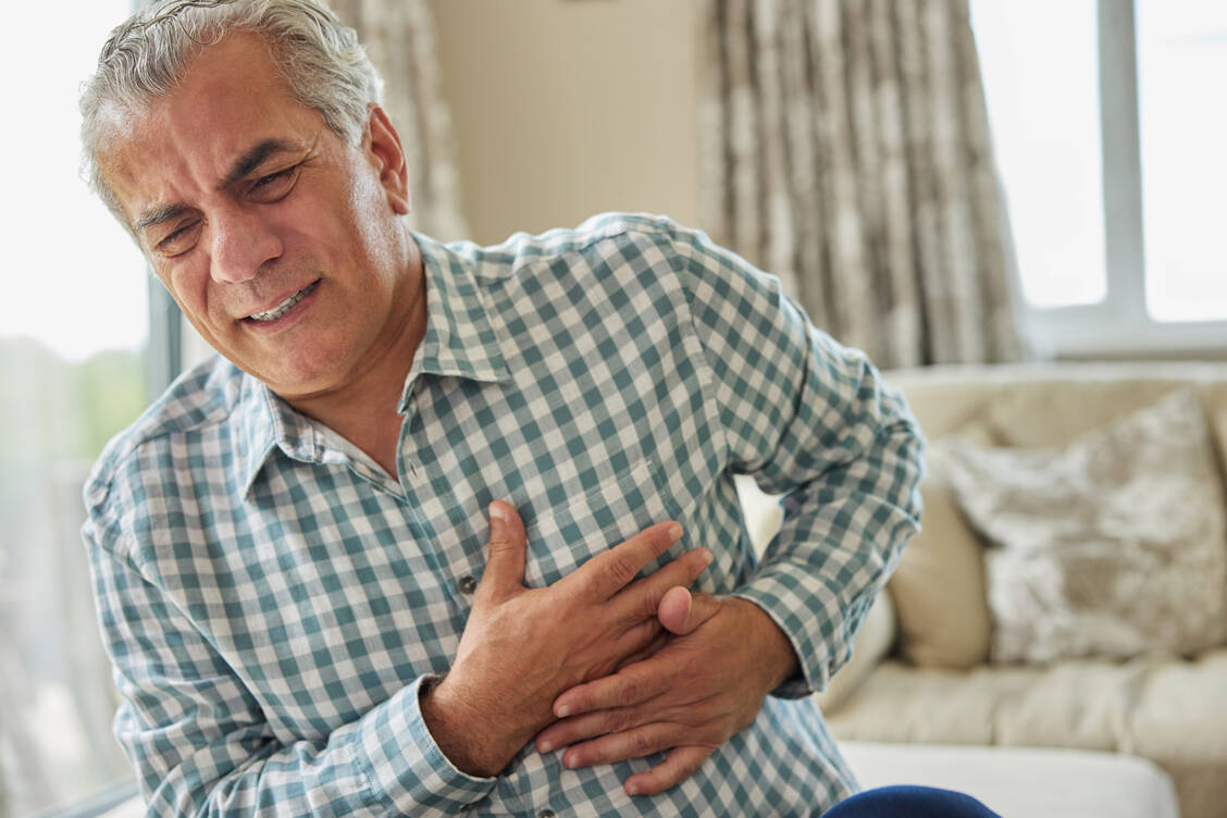 Beim Herzinfarkt zählt jede Minute: Eine schnelle Diagnose ist wichtig, um Herzmuskelgewebe zu retten und Komplikationen zu vermeiden.  / Foto: Getty Images/Daisy-Daisy