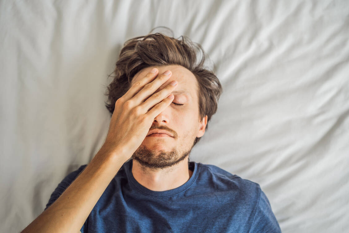 Zu wenig Schlaf kann auf Dauer ungesund werden. Eine kurze Schlafdauer steht laut Studie im Zusammenhang mit Bluthochdruck und ist ein Risikofaktor für Adipositas, Diabetes und Herz-Kreislauf-Erkrankungen. / © Adobe Stock/galitskaya
