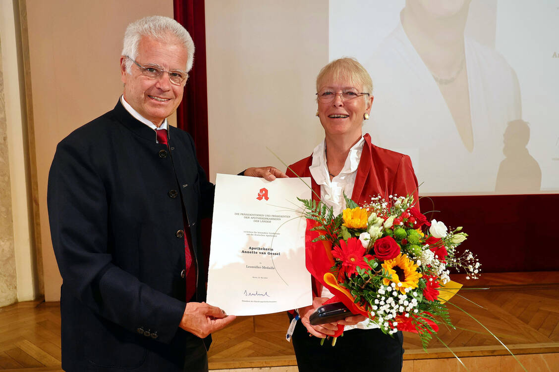 Thomas Benkert, Präsident der Bundesapothekerkammer, ehrte auf dem diesjährigen Pharmacon Meran Annette van Gessel für ihr berufliches Lebenswerk. / Foto: PZ/Alois Mueller