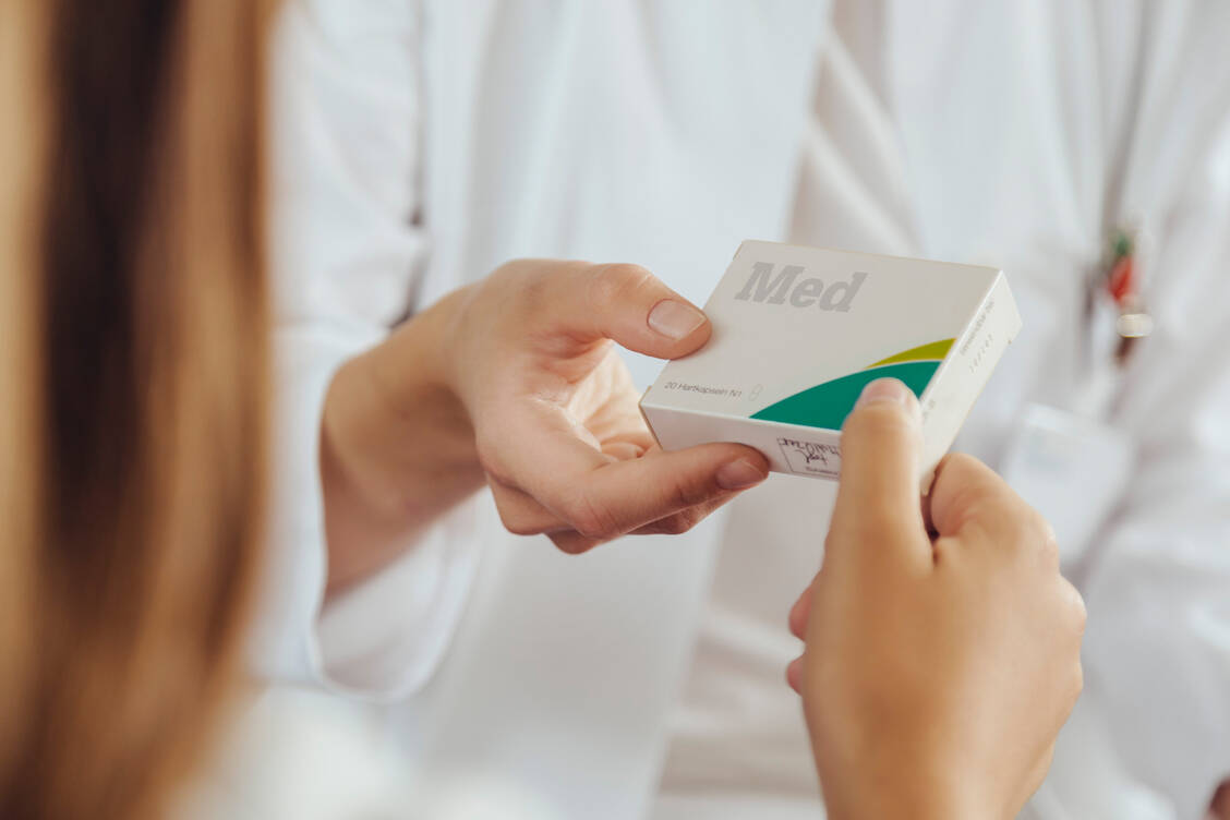 Aktuell ist offenbar geplant, dass Ärzte das Corona-Medikament Paxlovid® direkt an die Patienten abgeben. (Symbolbild) / Foto: Getty Images/Westend61
