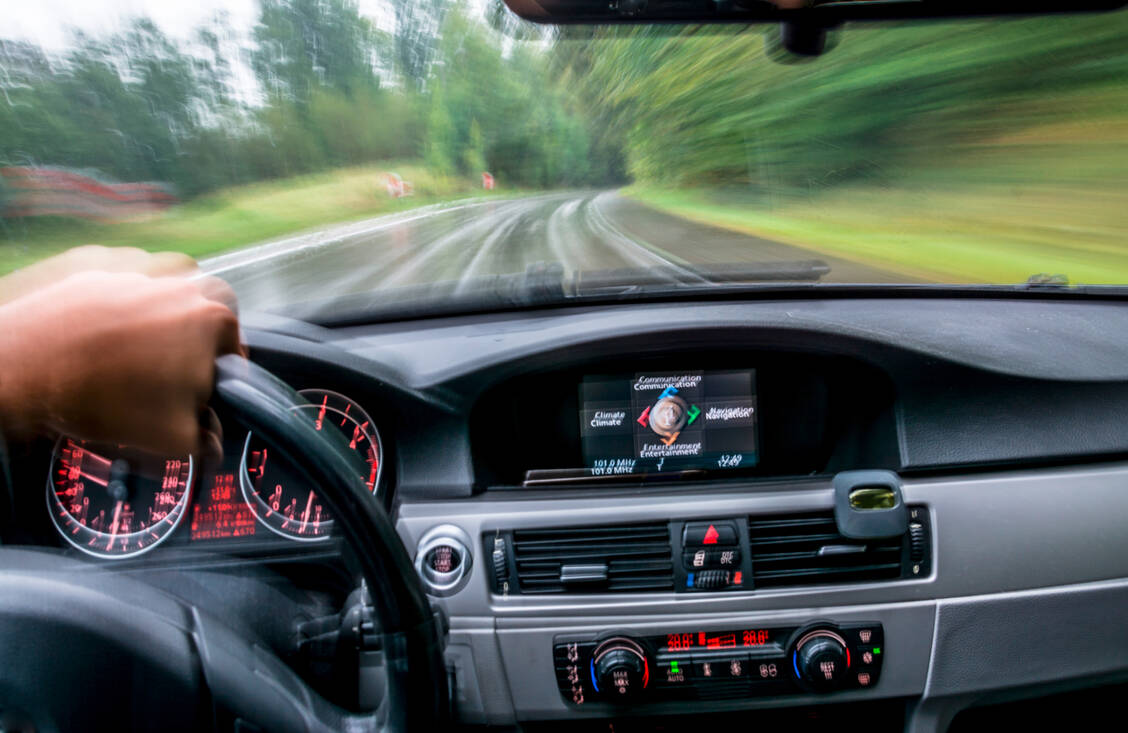 Wer Alkohol trinkt oder bestimmte Medikamente einnimmt, sollte das Auto lieber stehen lassen. / Foto: Adobe Stock/marekbidzinski