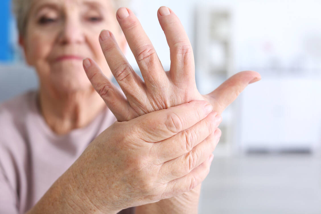 Bei rheumatischen Erkrankungen wie der rheumatoiden Arthritis ist immer auch an das Osteoporose-Risiko zu denken. / Foto: Adobe Stock/Africa Studio