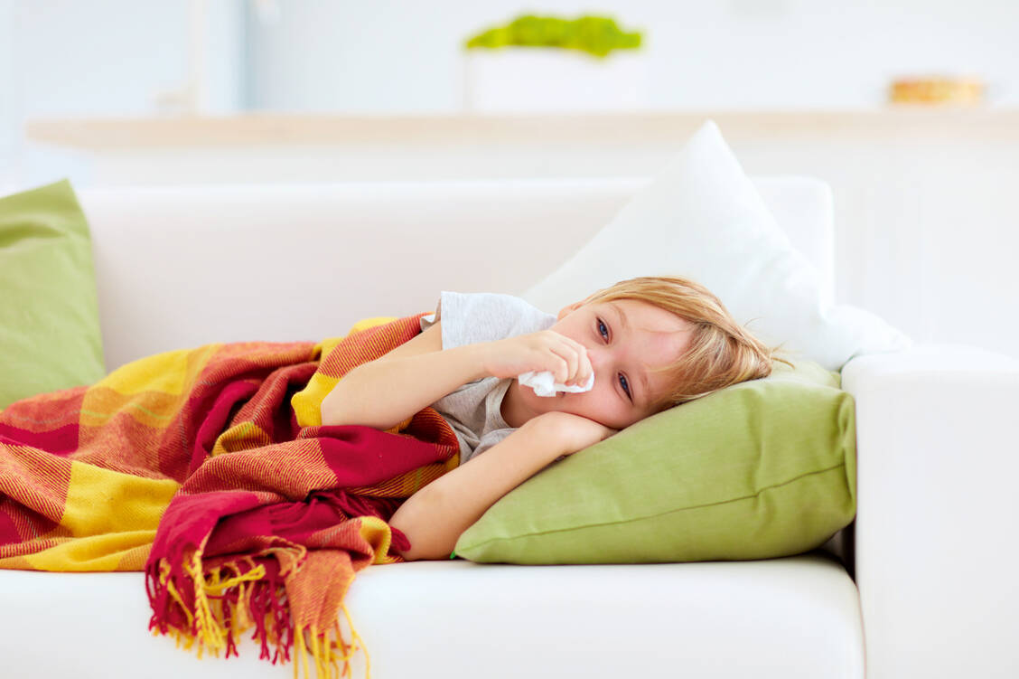 Sinkt hohes Fieber bei Kindern trotz Fiebersenker nicht oder hält es länger als einen Tag an, sollten Eltern mit ihrem Kind den Arzt aufsuchen. / Foto: Shutterstock/Olesia Bilkei