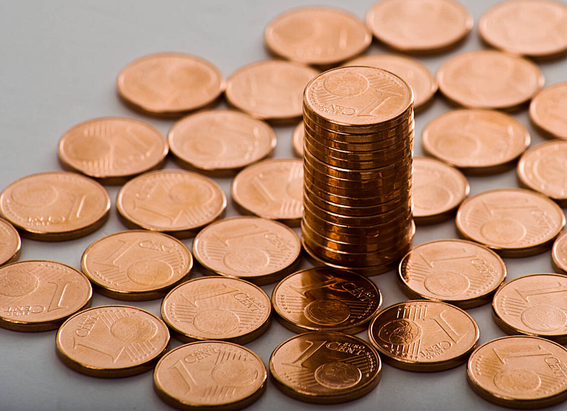 Der Kupfergehalt in Euro- und Cent-Stücken ist dafür verantwortlich, dass auf Münzen Keime schlechter haften als auf Geldscheinen.  / Foto: Fotolia/Dron