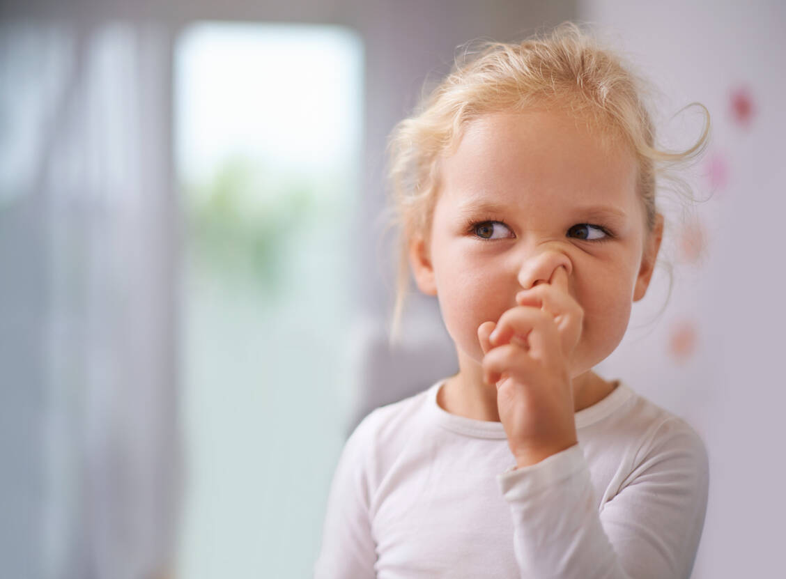 Kinder stecken sich nicht nur gerne einen Finger in Nase oder Ohren, sondern auch kleine Gegenstände. Was dann zu tun ist.  / © Getty Images/PeopleImages