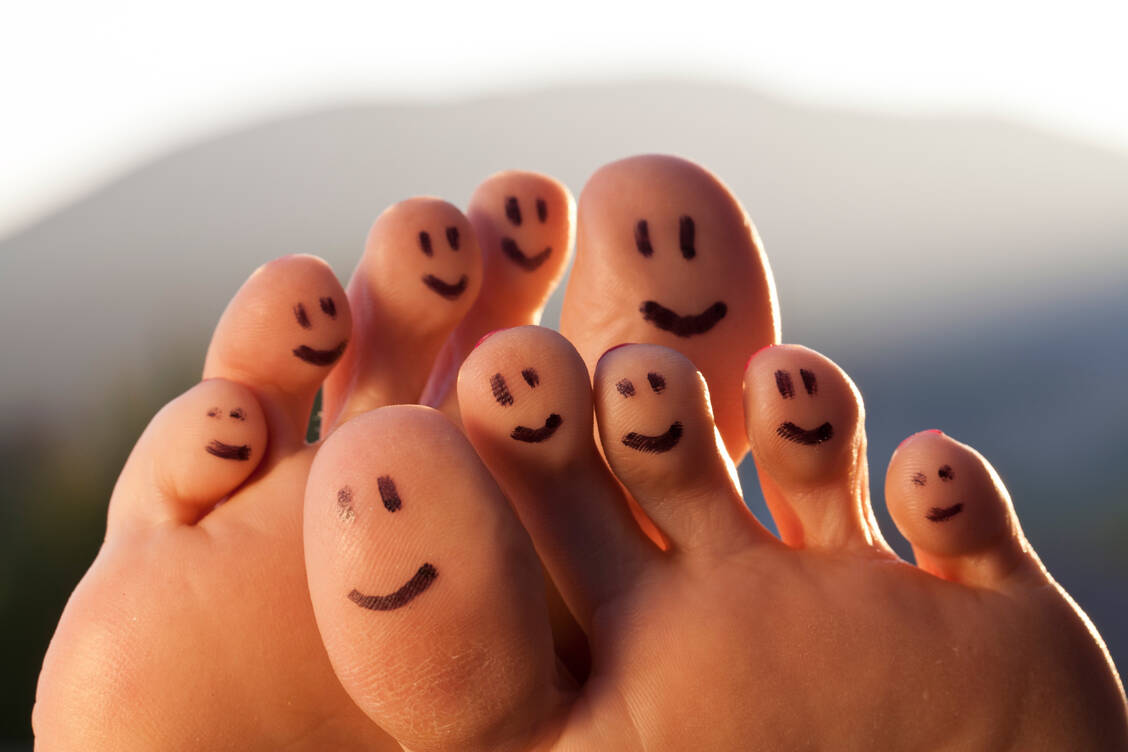 Pilzfrei durch den Sommer: Der Wirkstoff Bifonazol kommt bei Haut- und Nagelpilz zum Einsatz.  / Foto: Getty Images/Bill Oxford