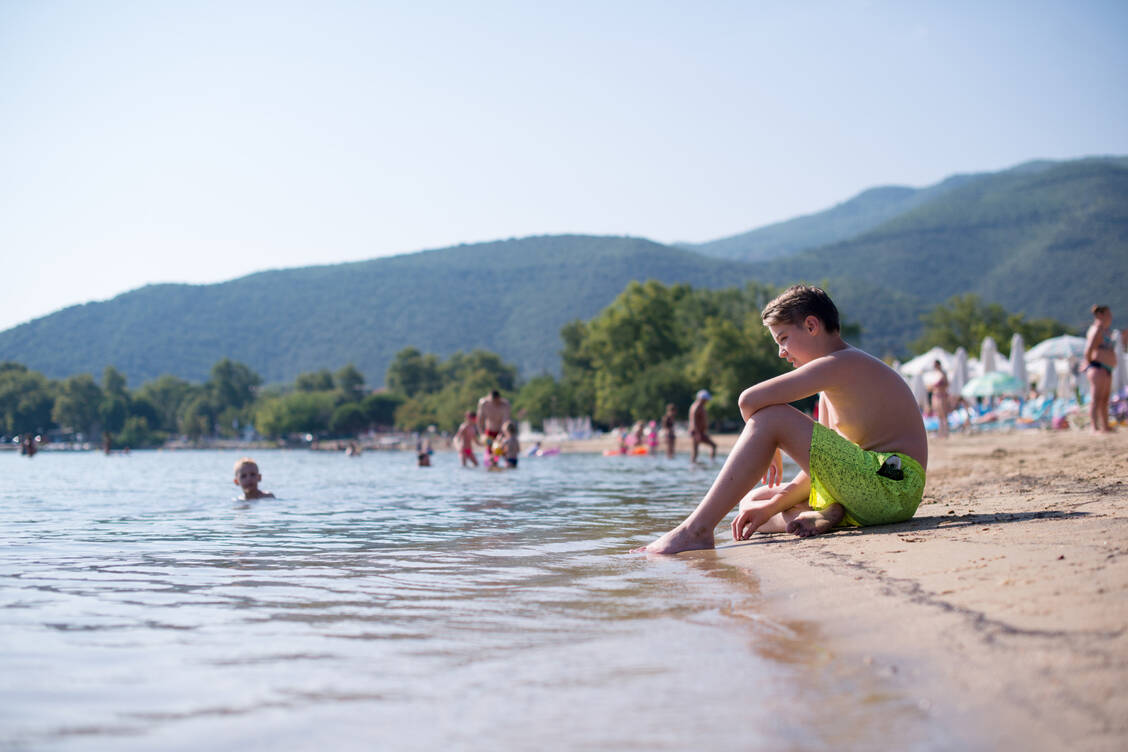 Vibrionen mögen es leicht salzig und warm. In warmen Sommern sind sie daher auch in der Ostsee zu finden. Infektionen sind allerdings selten. / Foto: Getty Images/jovan_epn