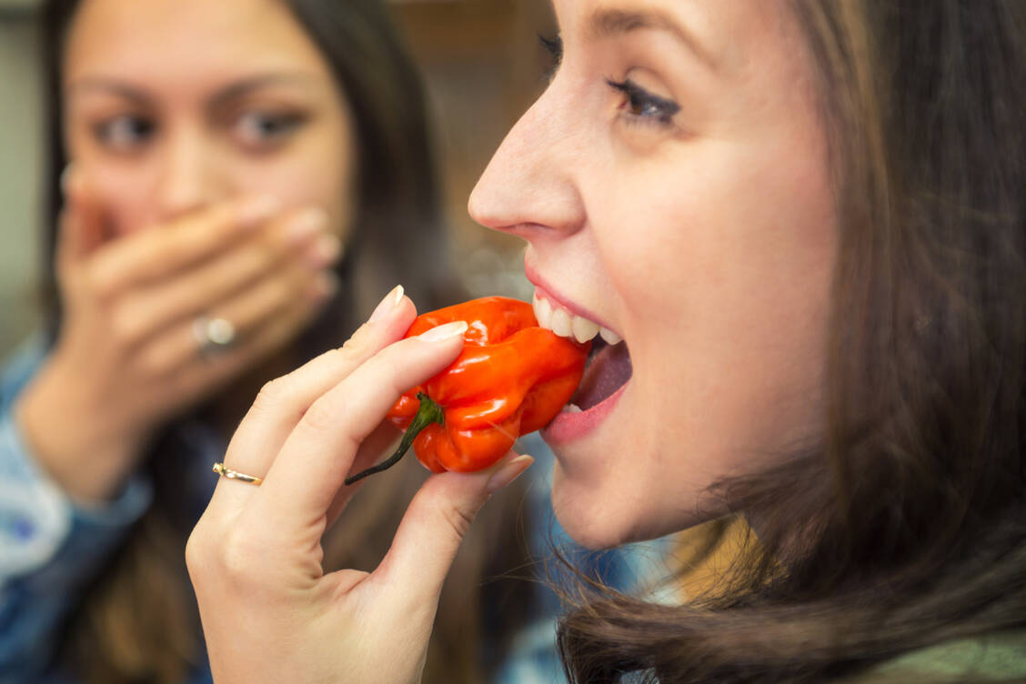 Sie sehen aus wie normale Paprikas, nur in klein, und zählen doch zu den schärfste Chilisorten der Welt: Habaneros. Extrem scharfe Lebensmittel sind jedoch nicht für jeden geeignet und können gesundheitliche Probleme verursachen.  / Foto: Getty Images/FotoCuisinette