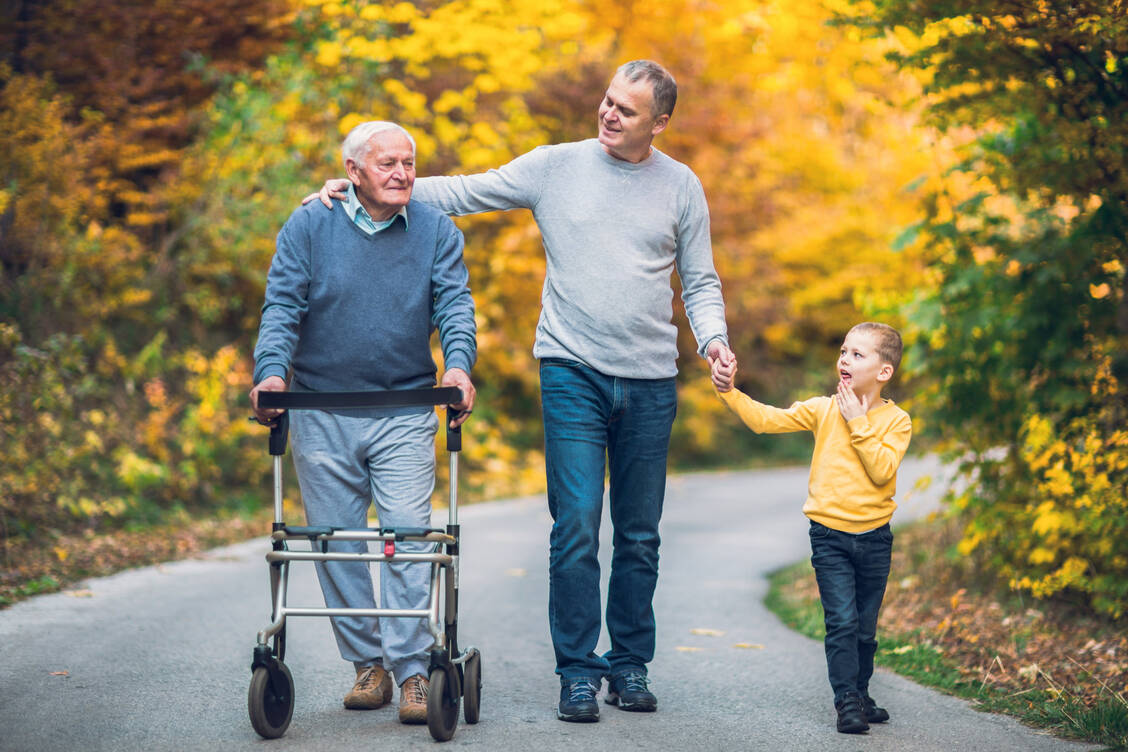Menschen mit Demenz sollte man dennoch etwas zutrauen. Es ist Experten zufolge wichtig, dass Patienten weiter zum Sport gehen, Freunde treffen und an Ausflügen teilnehmen. / Foto: Adobe Stock/Mediteraneo