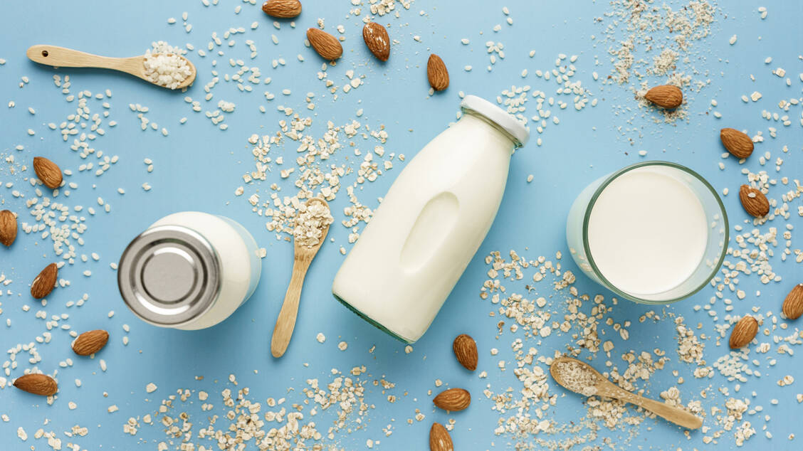 Pflanzliche Milchalternativen wie Hafer- oder Mandeldrinks sind ernährungsphysiologisch kein vollständiger Ersatz für Kuhmilch. / © Adobe Stock/Sonja Rachbauer