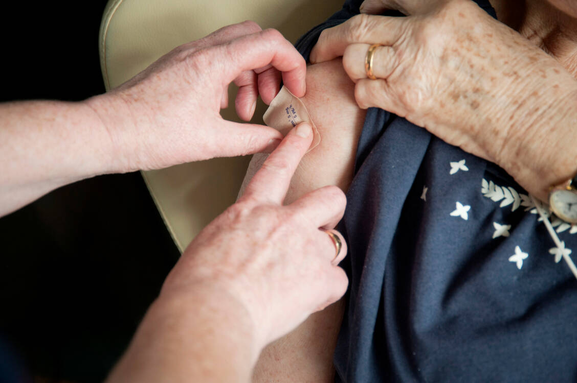 Bei sachgemäßer Anwendung ist die Therapie mit einem Wirkstoffpflaster gegen Schmerzen sicher. / Foto: Science Photo Library / Cole, John