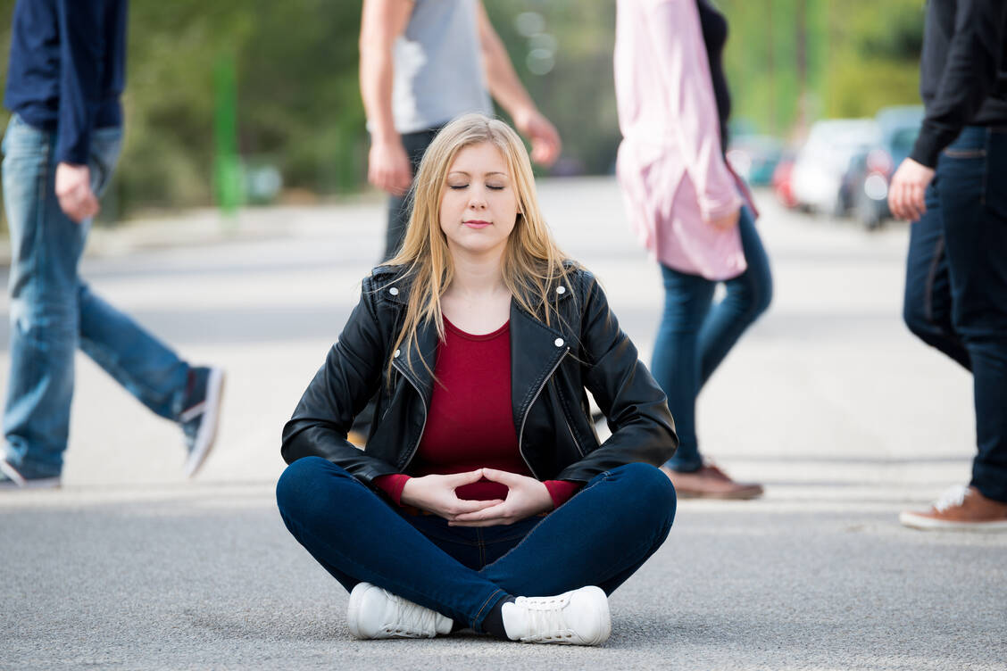 Ganz bei sich selbst ankommen, von diesem Gefühl berichten Menschen, die regelmäßig meditieren. / Foto: Adobe Stock/Antonio Marí
