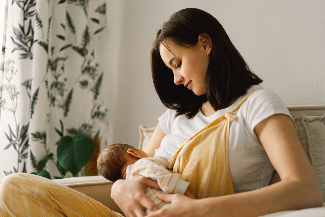 Neben den gesundheitlichen Vorteilen von Muttermilch ist sie auch noch kostenlos, hygienisch einwandfrei, immer und überall für die Mutter und dem Kind stets in der richtigen Temperatur verfügbar. / Foto: Adobe Stock/Anastasia Stagaylo