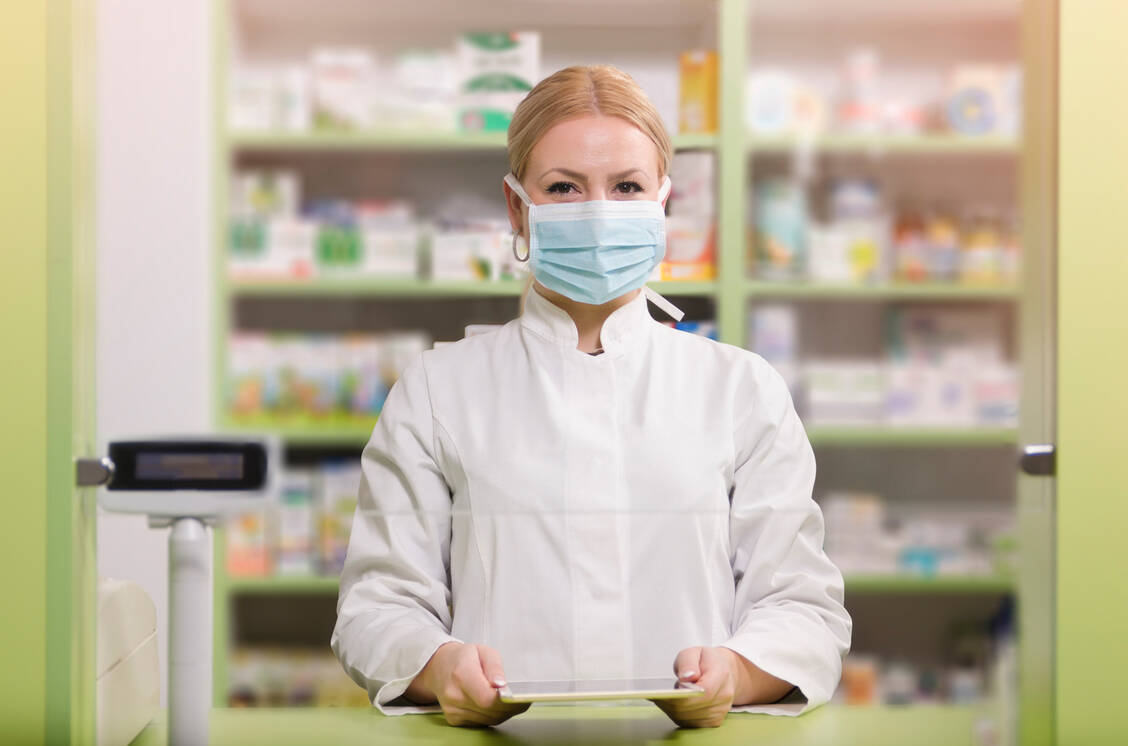 Apothekenmitarbeiter schützen sich nicht nur durch Mundschutze, sondern auch über Teambildung und Schichtpläne. Das führt jedoch häufig auch zu Kurzarbeit – Neuland für Apotheken. / Foto: Getty Images/Phoenixns