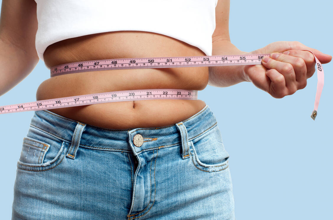 Sich schlank messen, geht gar nicht. Das Maßband sollte zwar straff sein, aber nicht festgezurrt und außerdem waagerecht um den Bauch herumgeführt werden. / © Adobe Stock/Dmytro Flisak