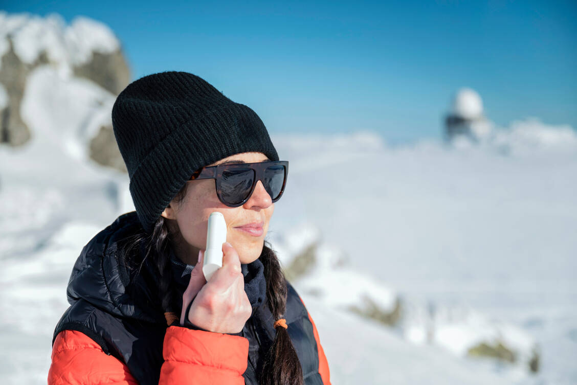 Ein guter Sonnenschutz ist auch im Winter wichtig, nicht nur für Patienten, die Blutdruckmedikamente einnehmen.  / © Adobe Stock/boryanam