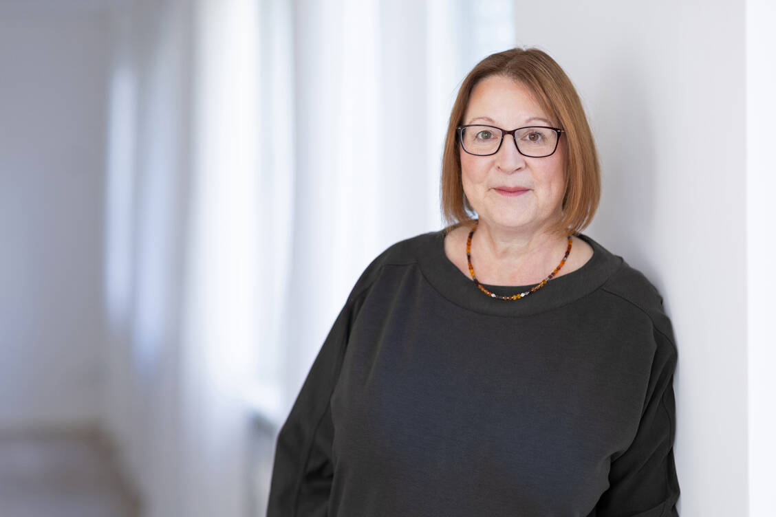 Nach mehr als 25 Jahren Engagement für die Öffentlichkeitsarbeit der Apothekengewerkschaft Adexa verabschiedet sich Dr. Sigrid Joachimsthaler in den wohlverdienten Ruhestand. / © Adexa