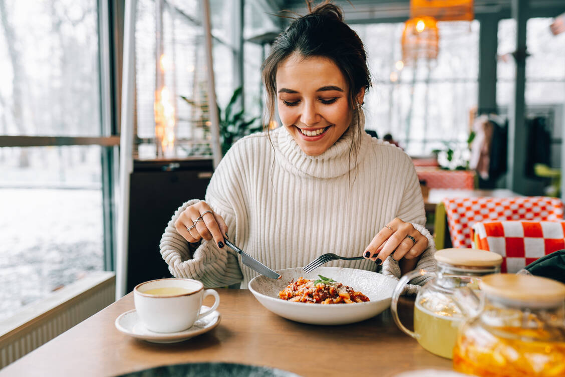 Achtsames Essen ist neben der Ernährung selbst wichtig. / © Getty Images/Olga Rolenko