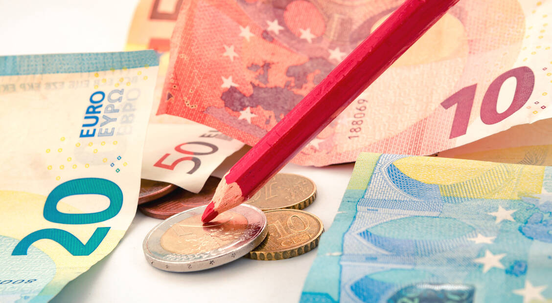 Der BVpta setzt den Rotstift an: Die neuen Tariflöhne seien noch nicht hoch genug, vor allem in den ersten Berufsjahren, so der Verband. / Foto: Adobe Stock/rdnzl