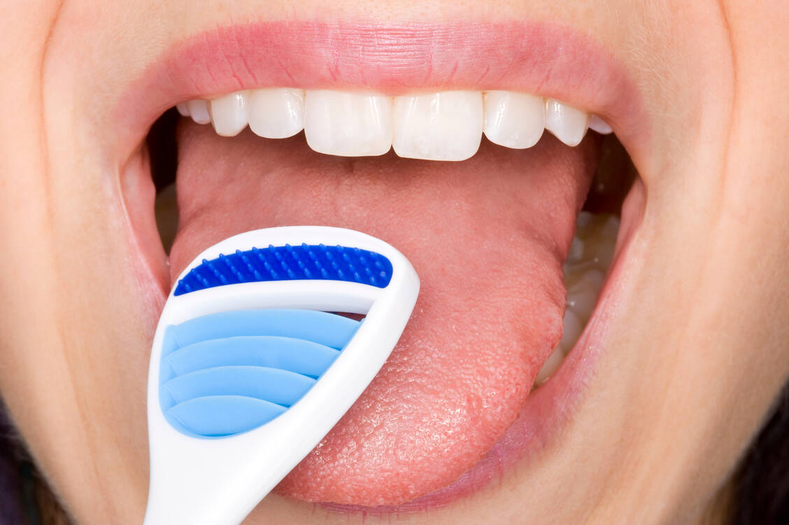 Zungenbürsten lösen Beläge. Sie sollten bei Mundgeruch Bestandteil der täglichen Mundhygiene sein. / Foto: Adobe Stock/Christoph Hähnel