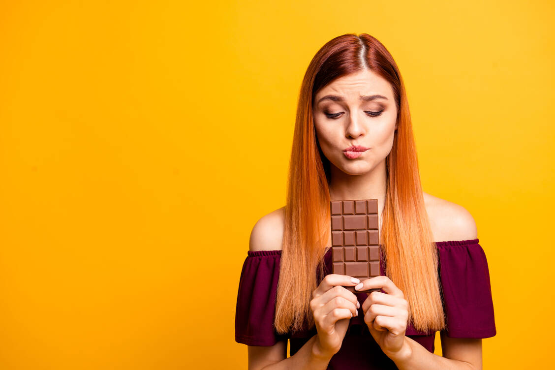 Eine zuckerreiche Ernährung kann viele Dinge beeinflussen: Haut, Haare, Fitness, Arbeitsleistung oder Schlaf. / Foto: Adobe Stock/deagreez