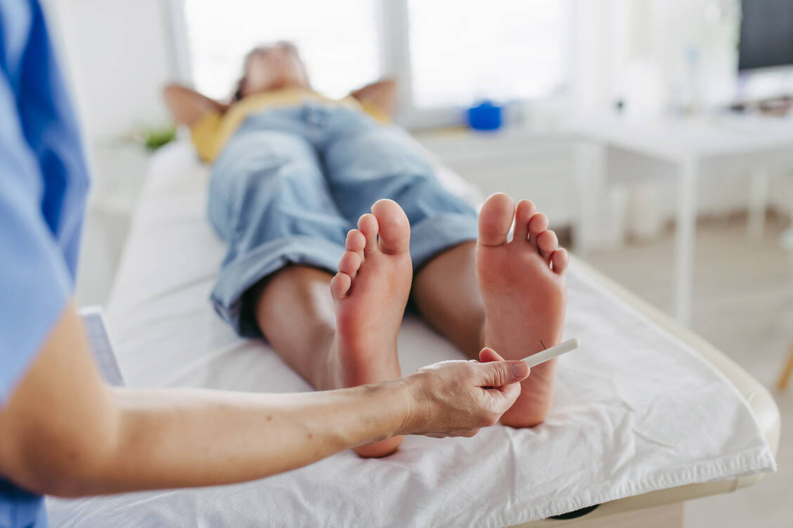 Das Vibrationsempfinden mit einem Messfilament testen, gibt einen guten Hinweis auf eine Polyneuropathie. / Foto: Getty Images/Halfpoint Images