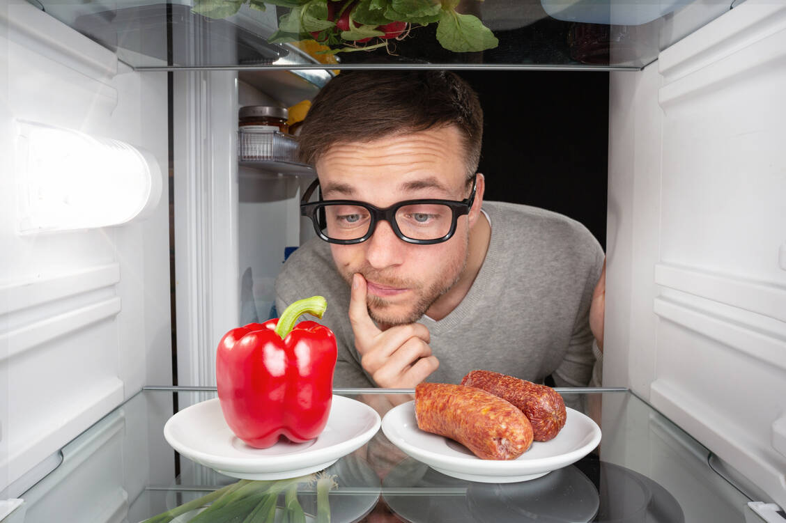 Nur auf Fleisch verzichten, ist keine Lösung. Auch Milchprodukte sorgen für hohe Treibhausgas-Emissionen. Wichtig wäre die Reduzierung tierischer Lebensmittel insgesamt. / Foto: Adobe Stock/photoschmidt