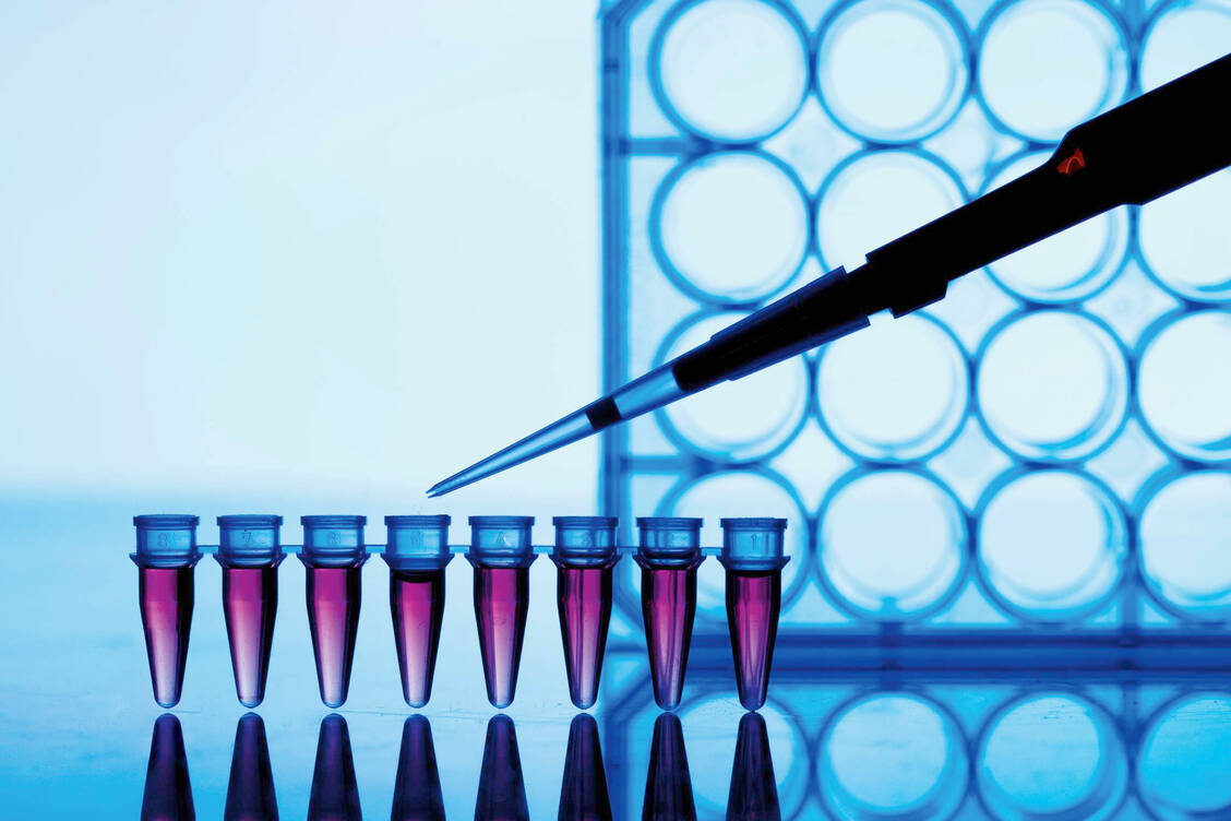 Forschung läuft auf Hochtouren: Pharma-Unternehmen arbeiten nach eigenen Angaben an 434 neuen Arzneistoffen, die bis 2023 eine Zulassung erhalten sollen.  / Foto: iStock/luchschen