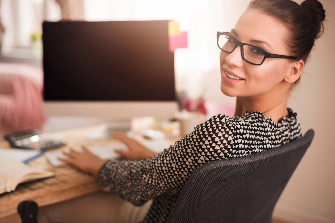 Für die meisten war das plötzlich angeordnete Dauer-Homeoffice eine enorme Umstellung. Inzwischen wollen viele nicht mehr ins Büro zurück. / Foto: Adobe Stock/gpointstudio