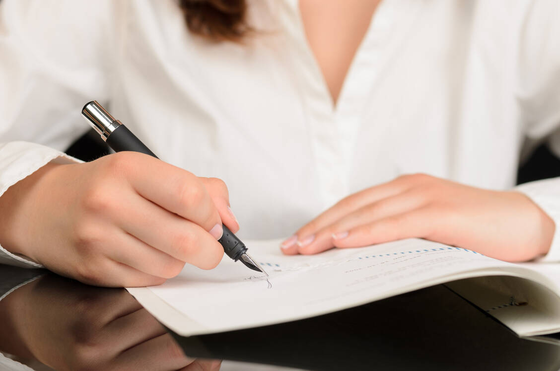 Klauseln zur Tarifbindung sollten im Arbeitsvertrag festgehalten werden. / © Adobe Stock/Thomas Söllner
