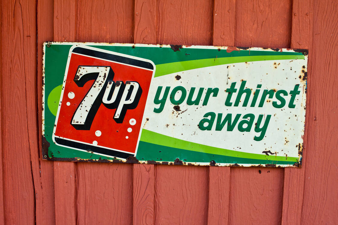 Vor über 80 Jahren enthielt die Zitronenlimonade 7up Lithiumcitrat. Kurz darauf wurde es in Getränken verboten – und ist es bis heute. Nun legt eine Studie nahe, dass Lithium einen schützenden Effekt vor Alzheimer haben könnte. / © Getty Images/Jason Ganser