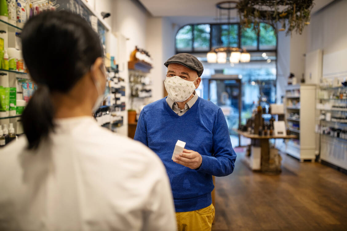 Das tragen einer Maske kann dem Vertrauensverhältis zwischen Kunden und der beratenden Person schaden. / Foto: Getty Images/Luis Alvarez