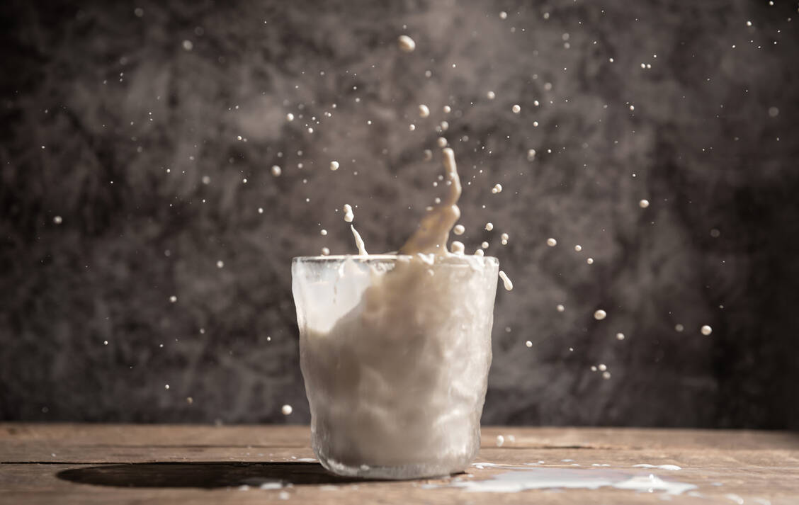 Den Experten zufolge ist die Mischung aus Skyr und Energydrink weder ein »Fatburner«, noch ein Fitness-Getränk. / © Getty Images/HUIZENG HU