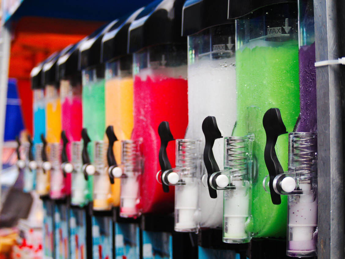 Slush-Eis gibt es in vielen knalligen Farben, was besonders Kinder anspricht. / © Getty Images/Kalle Aalto