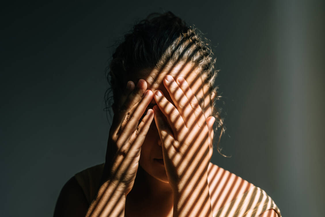 Verschwindet ein plötzlich auftretender Sehverlust schnell wieder, wird das häufig verharmlost. Es kann jedoch ein wichtiger Hinweis auf Herz-Kreislauf-Probleme sein. / © Getty Images/Tatiana Maksimova