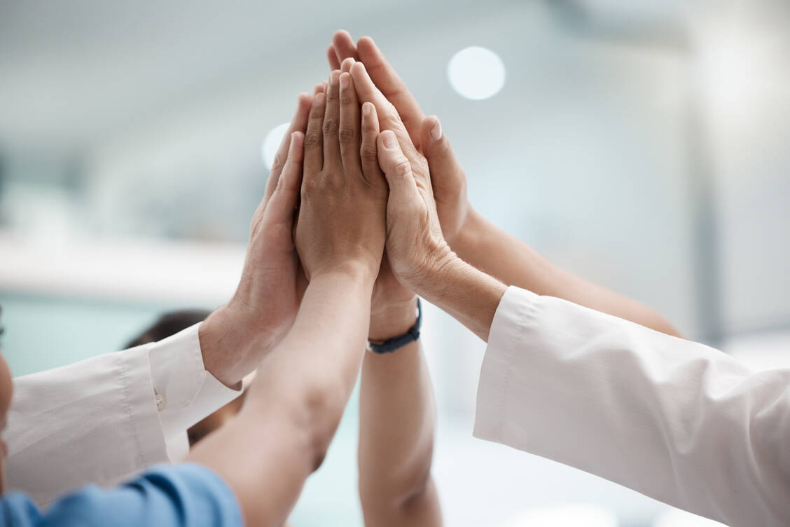 Unterschiedliche Berufsgruppen bringen unterschiedliche Erfahrungen und Fertigkeiten mit in die Vereinsarbeit. / © Getty Images/PeopleImages