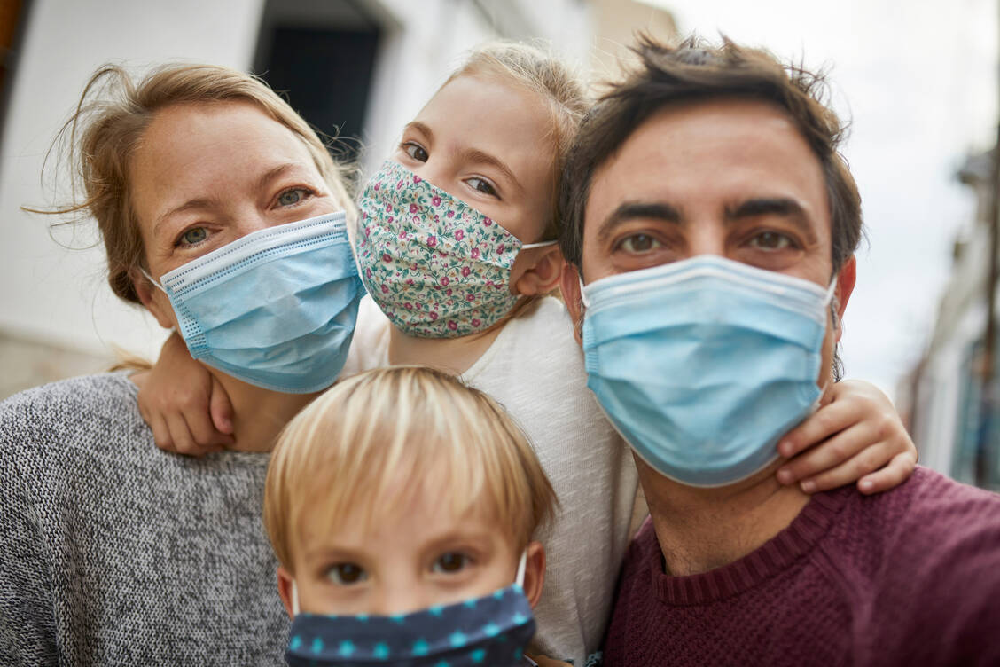 Masketragen verhindert auch die Infektion mit anderen zirkulierenden Atemwegsviren.  / Foto: Getty Images/Morsa Images