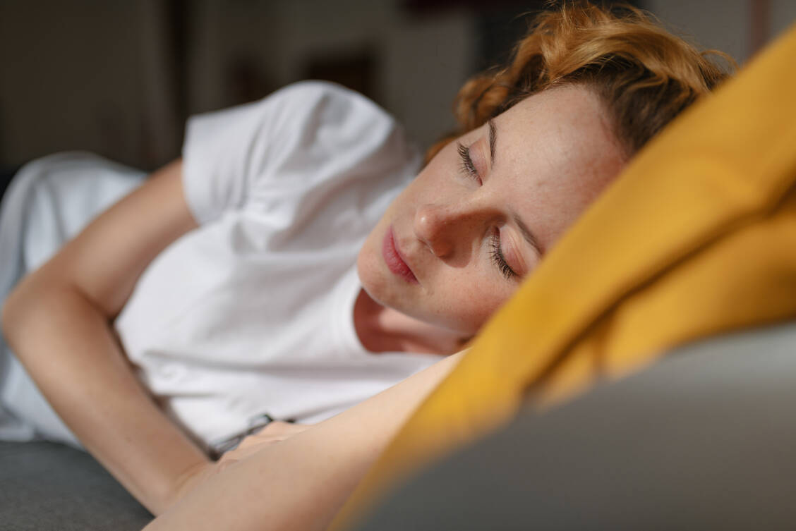Frauen sind im Laufe ihres Lebens starken Hormonschwankungen unterworfen. Dazu gehören Schwangerschaft, Wochenbett, Wechseljahre und dem monatlichen Zyklus. Das wirkt sich häufig auf die Psyche aus. / Foto: Getty Images/Israel Sebastian