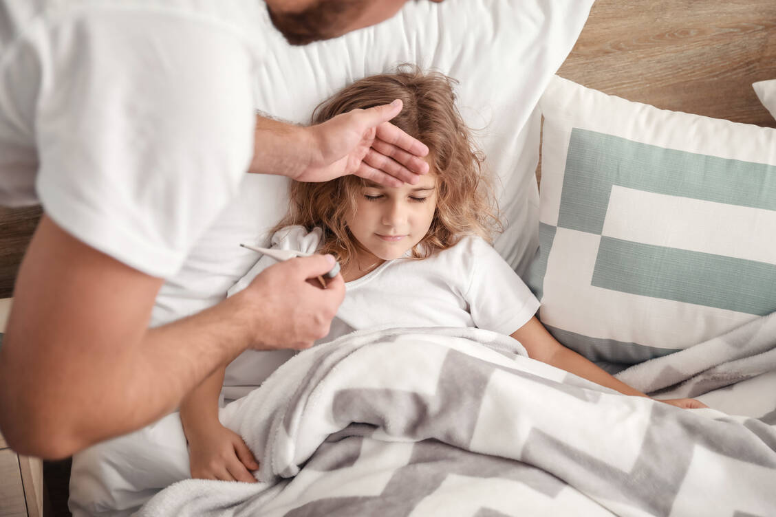 Wenn Eltern ihre kranken Kinder versorgen müssen und deshalb nicht arbeiten können, brauchen sie eine Krankschreibung. / Foto: Adobe Stock/Pixel-Shot