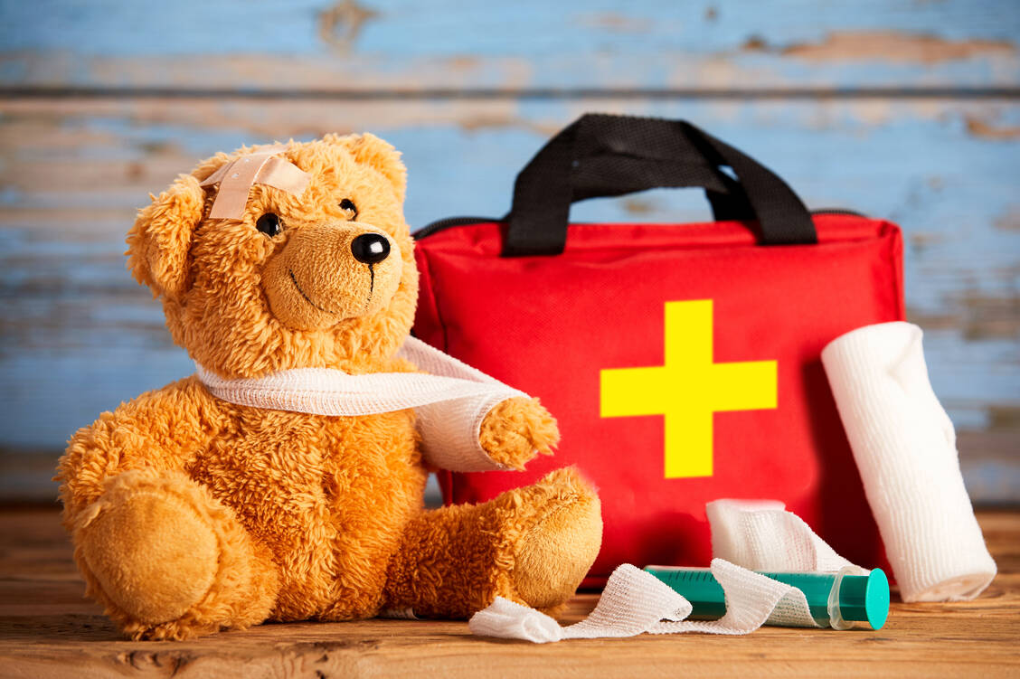 Unfälle mit Kindern passieren oft im häuslichen Umfeld. Eltern sollten dann wichtige Erste-Hilfe-Maßnahmen kennen. / Foto: Adobe Stock/exclusive-design