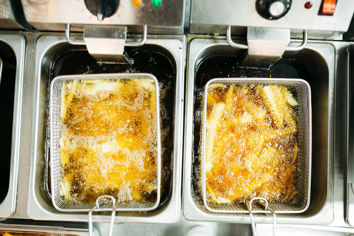 Transfette können zum Beispiel in frittierten Kartoffelprodukten vorkommen. / Foto: Getty Images/Jordi Salas