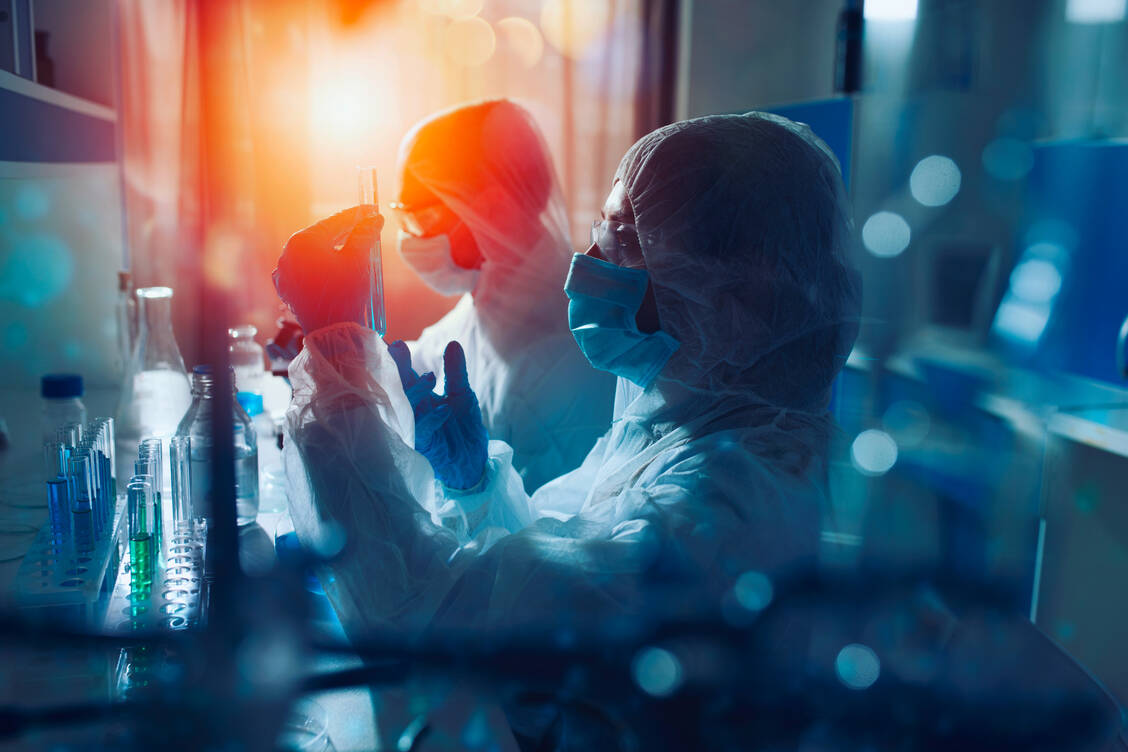 Durch die Pandemie bekommen Laien erstmals Einsicht in die Arbeit der Forschung. Und vieles, was für Nicht-Wissenschaftler auf den ersten Blick verwirrend oder verunsichernd erscheint, ist eigentlich ein ganz normaler Vorgang. / Foto: Adobe Stock / Alphaspirit