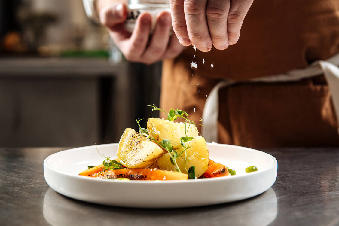 Mit unverarbeiteten Zutaten wie Gemüse kochen – so kann man selbst steuern, wie viel Salz in das Gericht kommt. / Foto: Adobe Stock/Hihitetlin