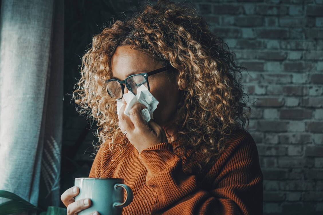 Ein Schnupfen ist unangenehm, aber meist harmlos. Um die Krankheitszeit zu erleichtern, hält die Apotheke zahlreiche rezeptfrei erhältliche Mittel bereit. / Foto: Adobe Stock/simona