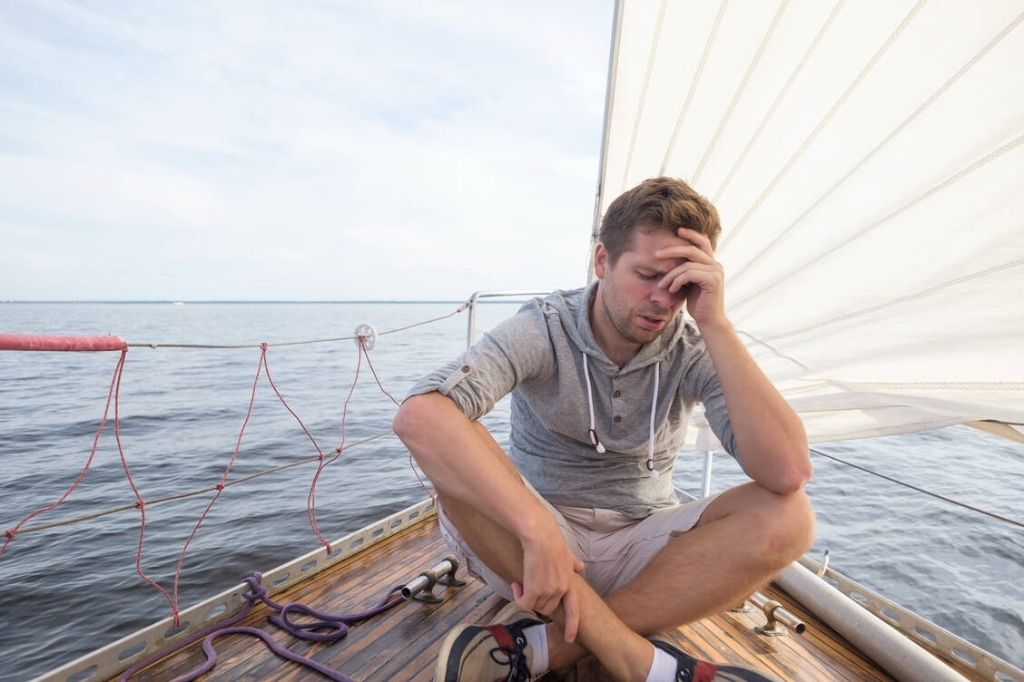 Die Symptome der Seekrankheit sind belastend, legen sich aber in der Regel nach 24 Stunden. / Foto: Getty Images/Koldunova_Anna