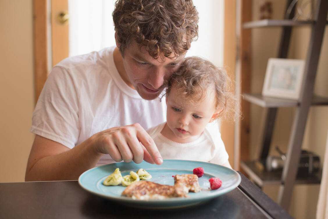 Säuglinge und Kleinkinder sollten Experten zufolge nicht vegan ernährt werden, sondern eine Mischkost mit einem mäßigen Verzehr von Fleisch und tierischen Produkten wie Milch und Käse erhalten. / Foto: Getty Images/PM Images