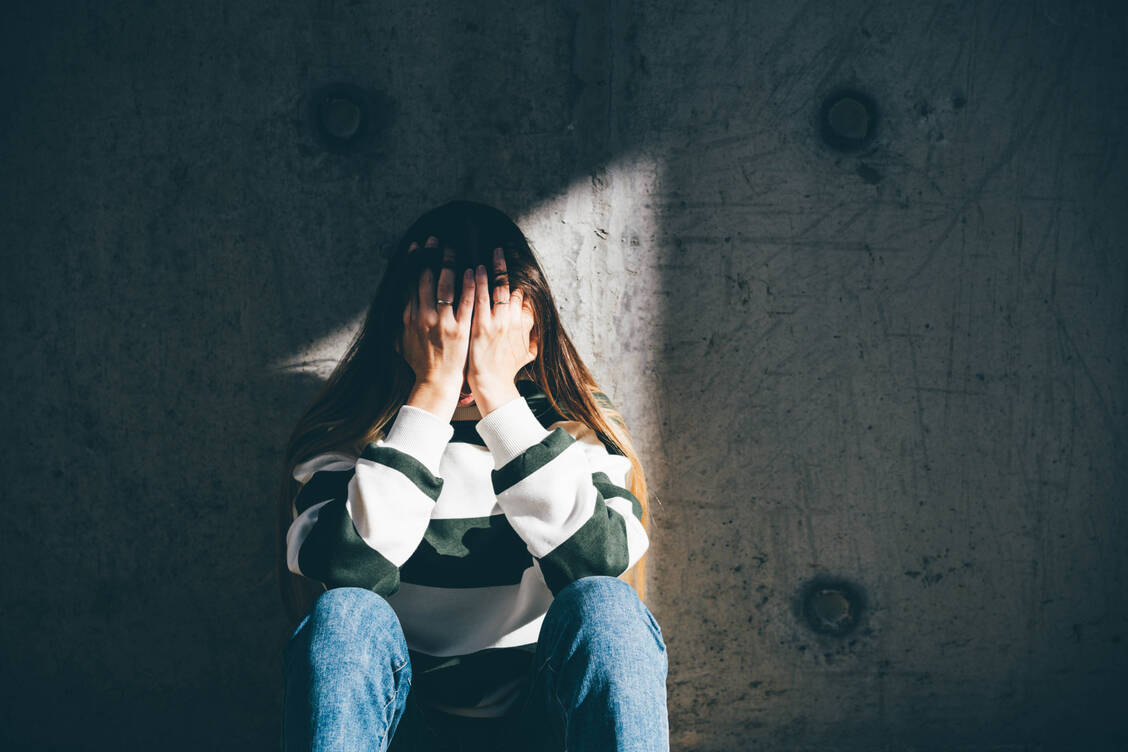 Es ist wichtig, chronischer Einsamkeit entgegenzuwirken, da sie negative Folgen für Körper und Psyche hat. / Foto: Getty Images/Maria Korneeva