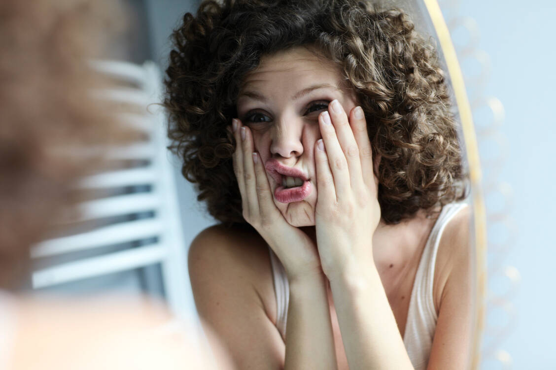 Ein vermeintlich zu rundes Gesicht hat bei gesunden Menschen nichts mit Stress und dem dadurch gestiegenen Cortisolspiegel zu tun. / © Getty Images/Annie Engel